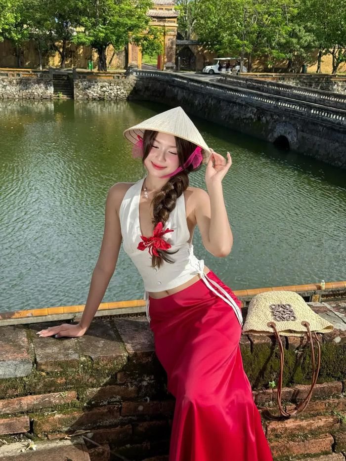 Màu sắc đỏ - trắng còn có thể tạo nên diện mạo mềm mại, nữ tính qua các món đồ dáng dài