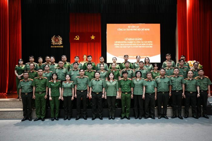 Các đại biểu và học viên chụp ảnh lưu niệm tại lễ khai giảng. 