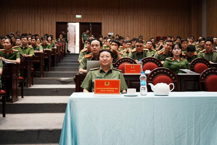 Đại tá Nguyễn Thanh Bình, Phó Cục trưởng Cục V05 Bộ Công an dự lễ khai giảng. 