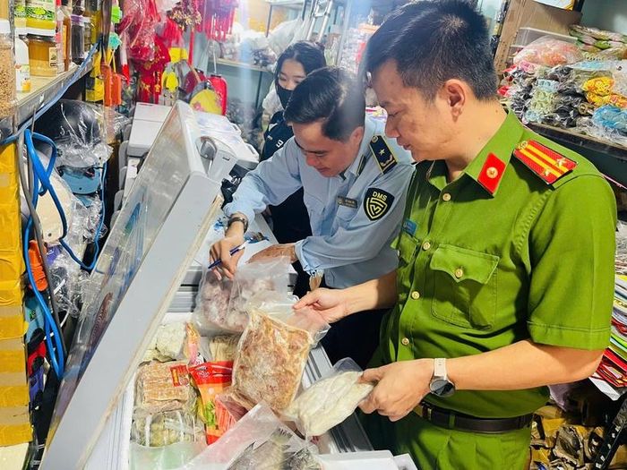 QLTT kết hợp với lực lượng chuyên ngành TP.Cần Thơ kiểm tra hàng hóa