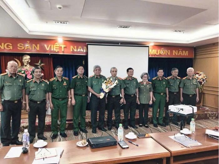 Lãnh đạo Hội TP tặng hoa chúc mừng Thiếu tướng Đào Công Danh trúng cử Ban Thường vụ Hội Cựu CAND Việt Nam nhiệm kỳ 2026-2031. 