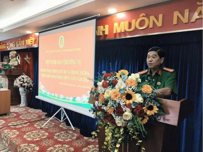 Đồng chí thượng tá Nguyễn Văn Linh, Ủy viên Ban Thường vụ, Chánh văn phòng Hội Cựu Công an thành phố đọc thông qua phương hướng hoạt động Hội quý 4 năm 2026. 