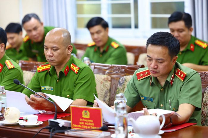 Trung tướng Mai Hoàng - Ủy viên Ban Thường vụ Thành ủy, Giám đốc CATP và Thượng tá Nguyễn Thành Hưng - Phó Giám đốc CATP tại buổi lễ