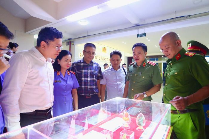 Các đồng chí lãnh đạo tham quan mô hình tuyên truyền phòng, chống ma túy