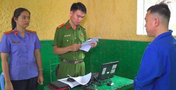 Cơ quan chức năng thực hiện lệnh bắt giam Võ Hữu Tý. Ảnh: CA Đồng Tháp.