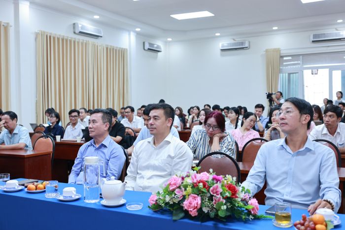 Đại biểu, khách mời dự lễ trao khen thưởng