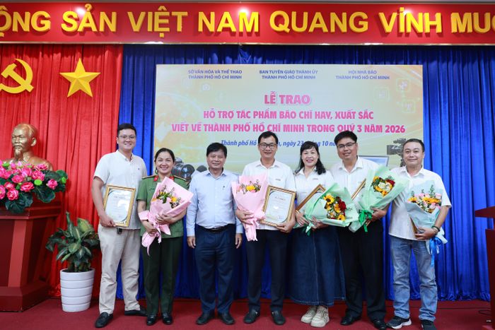 Nhóm tác giả Ban Chuyên đề CATP nhận hỗ trợ trong Quý III chụp ảnh lưu niệm cùng Nhà báo Trần Trọng Dũng, Phó Chủ tịch Hội Nhà báo Việt Nam 