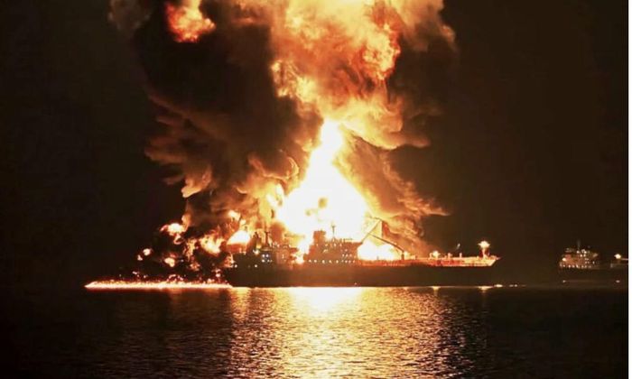 Một tàu dầu trúng đòn tập kích của Iran ở Khor al-Zubair, Iraq nằm trên vùng Vịnh hồi tháng 3 - Ảnh: AP