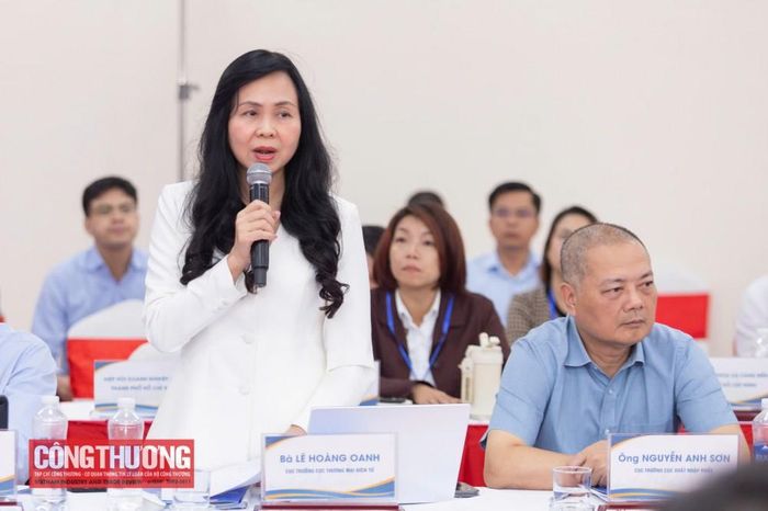 Bà Lê Hoàng Oanh, Cục trưởng Cục Thương mại điện tử, Bộ Công Thương phát biểu tại Hội nghị (Ảnh - Bộ Công Thương).