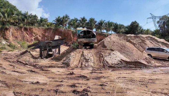 Khu vực khai thác khoáng sản với máy móc và bãi tập kết vật liệu tại xã Hà Nha, TP Đà Nẵng.