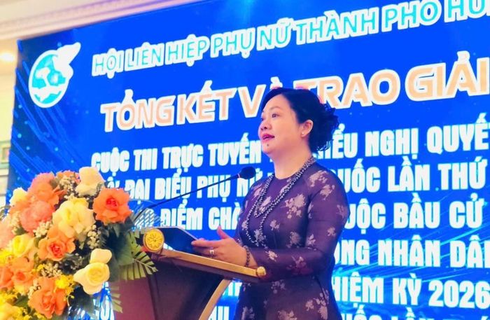 Đồng chí Dương Thị Thu Thủy - Phó Chủ tịch Ủy ban MTTQ Việt Nam thành phố, Chủ tịch Hội LHPN thành phố phát biểu tại chương trình