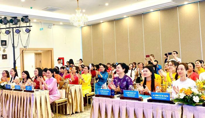  Hội LHPN thành phố Huế biểu dương tập thể, cá nhân tiêu biểu, lan tỏa tinh thần sáng tạo, trách nhiệm vì cộng đồng. 