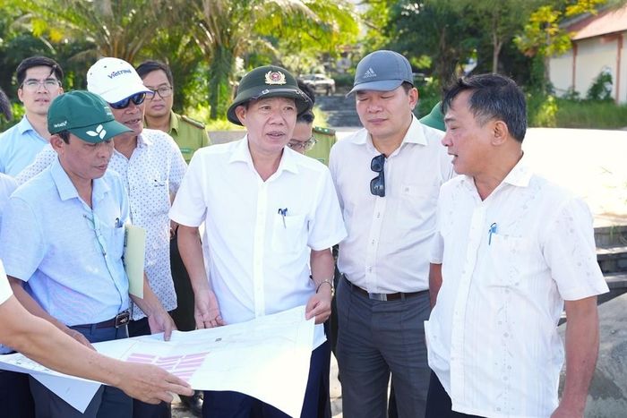 Lãnh đạo UBND thành phố Huế khảo sát vị trí dự kiến triển khai dự án điện mặt trời, cụm công nghiệp, định hướng thu hút đầu tư gắn với công nghệ tiên tiến, sử dụng đất hiệu quả và bảo vệ môi trường.