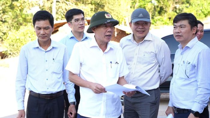 Lãnh đạo UBND thành phố Huế khảo sát vị trí dự kiến triển khai dự án điện mặt trời, cụm công nghiệp, định hướng thu hút đầu tư gắn với công nghệ tiên tiến, sử dụng đất hiệu quả và bảo vệ môi trường.
