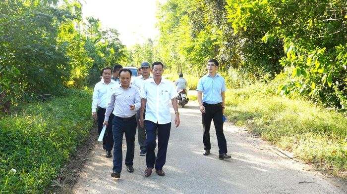 Lãnh đạo UBND thành phố Huế khảo sát vị trí dự kiến triển khai dự án điện mặt trời, cụm công nghiệp, định hướng thu hút đầu tư gắn với công nghệ tiên tiến, sử dụng đất hiệu quả và bảo vệ môi trường.