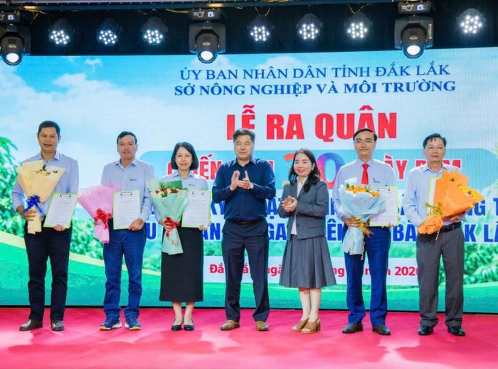 Lãnh đạo Sở Nông nghiệp và Môi trường tặng hoa tổ kỹ thuật và hậu cần tham gia chiến dịch 30 ngày đêm chuẩn hóa sầu riêng.