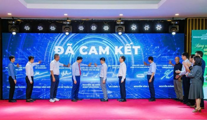 Các đơn vị ký cam kết thực hiện chiến dịch 30 ngày đêm chuẩn hóa sầu riêng.