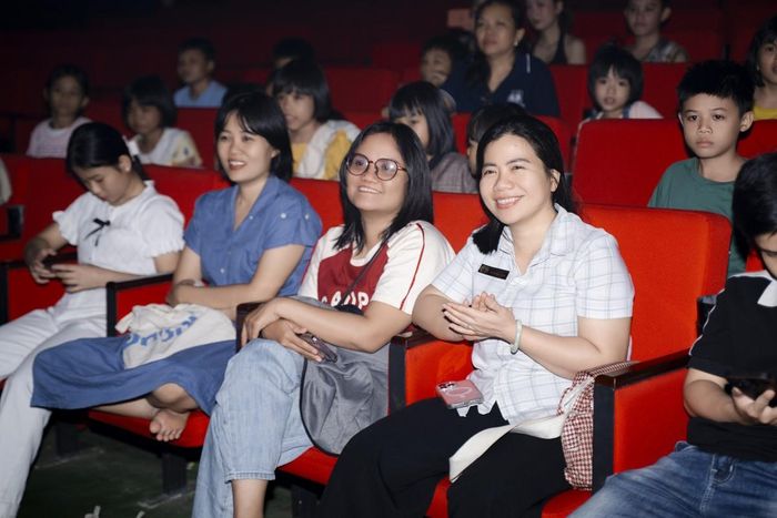 Tiếng cười giòn tan, sự ủng hộ của khán giả chính là đồng lực lớn nhất để Sân khấu kịch Cầu Vồng luôn sáng đèn.