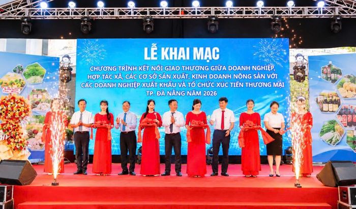 Các đại biểu thực hiện nghi thức khai mạc Chương trình kết nối giao thương giữa doanh nghiệp, hợp tác xã, cơ sở sản xuất, kinh doanh nông sản với các doanh nghiệp xuất khẩu và tổ chức xúc tiến thương mại tại xã Nam Phước, TP Đà Nẵng năm 2026. (Ảnh: TN)