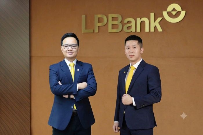 Ông Vũ Quốc Khánh (phải) và ông Phạm Quang Việt được giới thiệu vào ban chấp hành VFF khoá mới