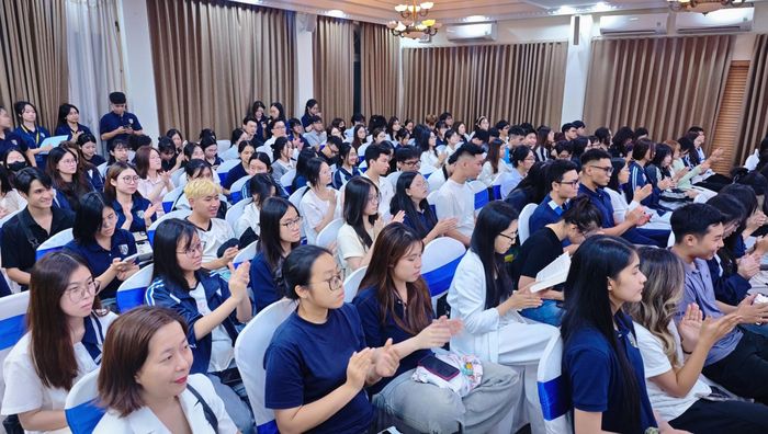 Đông đảo sinh viên trong và ngoài trường quan tâm cuộc thi.