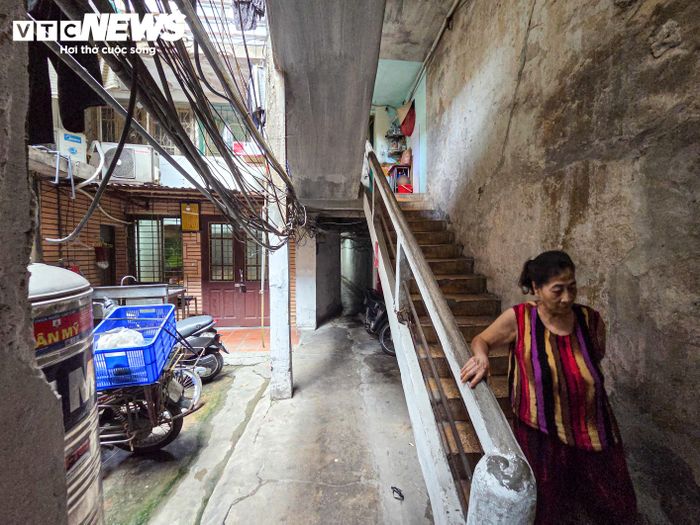 Với bà Hưng, nỗi lo không chỉ nằm ở cảnh sinh hoạt chật chội mà còn là nguy cơ hỏa hoạn trong khu nhà có lối thoát nhỏ hẹp.