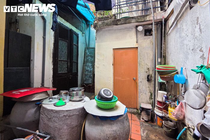 Gia đình bà Hưng phải sử dụng khu bếp và nhà vệ sinh cùng nhiều hộ dân khác suốt hàng chục năm qua.
