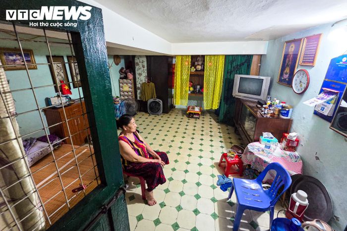 Căn nhà hơn 10 m² là nơi sinh hoạt của bà Hưng và vợ chồng con gái suốt 36 năm qua.