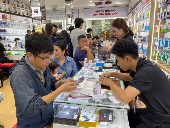 Rất đông người dân TP.HCM đi nhận “dế mới” trong ngày đầu tiên mở bán. (Ảnh: Đại Việt)