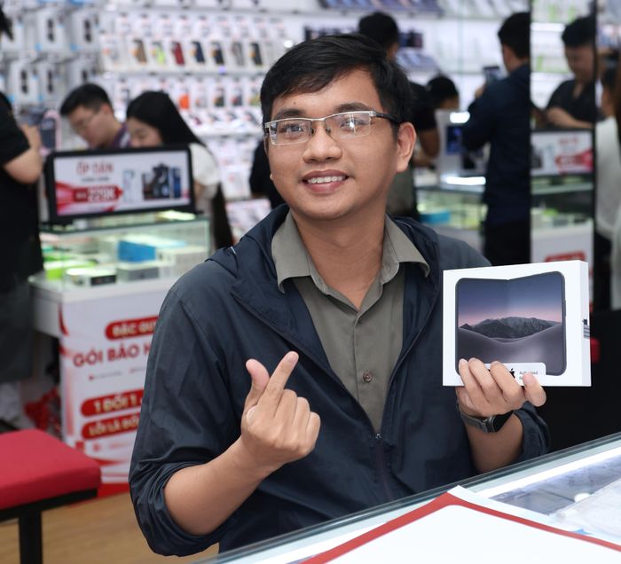 Những chiếc iPhone Duo đầu tiên được giao trong ngày 23/10. (Ảnh: Đại Việt)