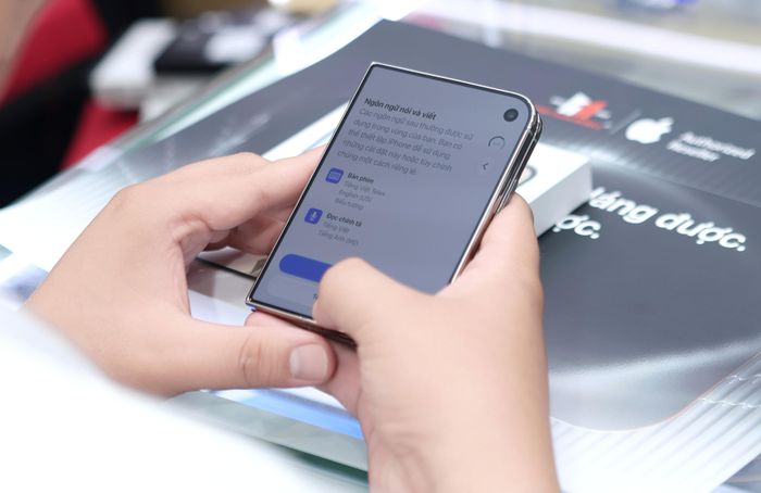 Người dùng mở máy sử dụng. (Ảnh: Đại Việt)