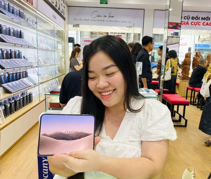 Chị Vân Anh di chuyển 100 km đến trung tâm TP.HCM để nhận iPhone Duo. (Ảnh: Đại Việt)