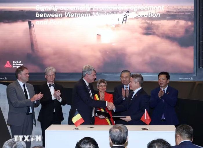 Tổng Bí thư, Chủ tịch nước Tô Lâm chứng kiến lễ ký biên bản ghi nhớ giữa Cảng Antwerp và Tập đoàn Hàng hải Việt Nam. (Ảnh: Thống Nhất/TTXVN)