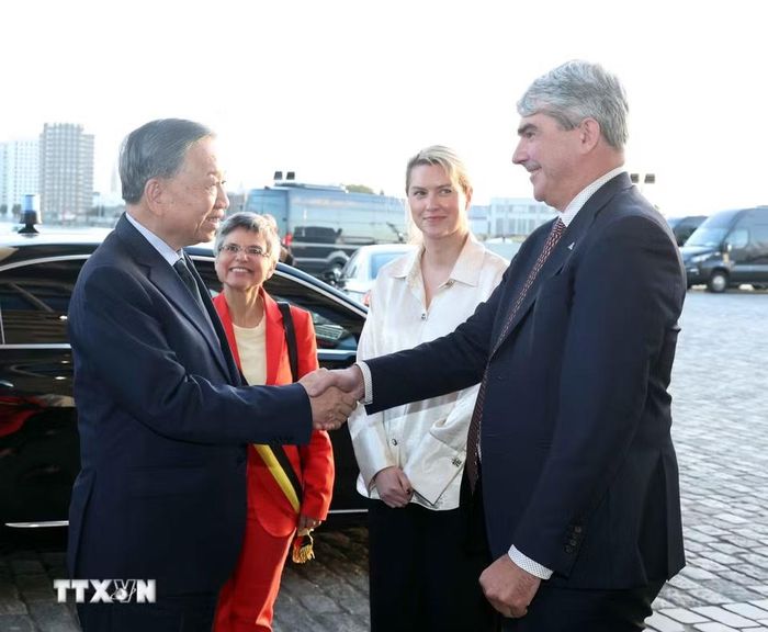 Lãnh đạo cảng Antwerp-Bruges đón Tổng Bí thư, Chủ tịch nước Tô Lâm đến thăm cảng. (Ảnh: Thống Nhất/TTXVN)
