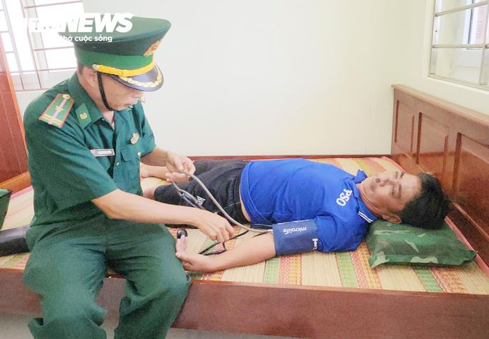 Cán bộ y tế kiểm tra sức khỏe cho ông Nguyễn Văn Hai. 