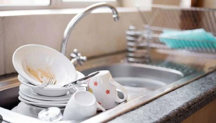 Việc cả gia đình dùng chung bát đũa và rửa chung trong một thau/chậu mà không có thói quen phân loại hoặc rửa riêng gây ra nhiều tác hại.