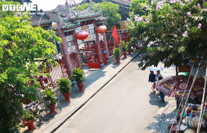 Phố cổ Hội An thường vắng khách vào thời điểm tháng 10 và tháng 11 do vấn đề thời tiết. 