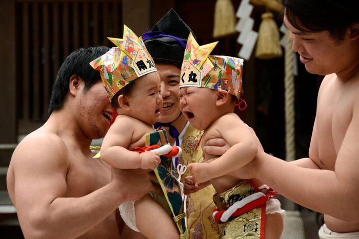 Người Nhật Bản quan niệm việc khóc trong ngày lễ Naki Sumo giúp các em nhỏ dũng cảm hơn. (Ảnh: iStock)