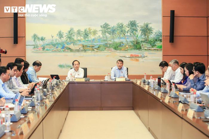 Quang cảnh phiên thảo luận.