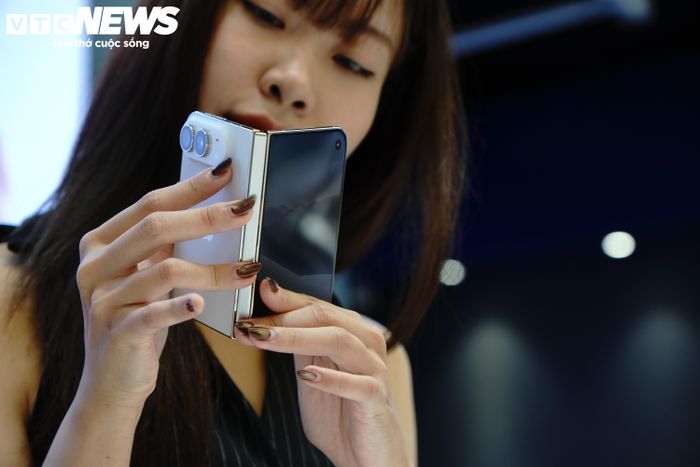 Chiếc iPhone gập đầu tiên sẽ cần thêm thời gian để có nhiều đánh giá từ người dùng thông qua quá trình sử dụng thực tế. (Ảnh: Thụy Phương)