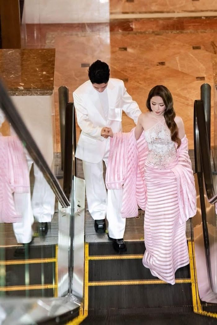 Việt Anh đi phía sau, nắm tay và đỡ Quỳnh Nga, đồng thời chú ý đến tà váy dài của cô. Nam diễn viên dường như chủ động hỗ trợ bạn gái để cô di chuyển thuận tiện hơn trong bộ trang phục cầu kỳ.