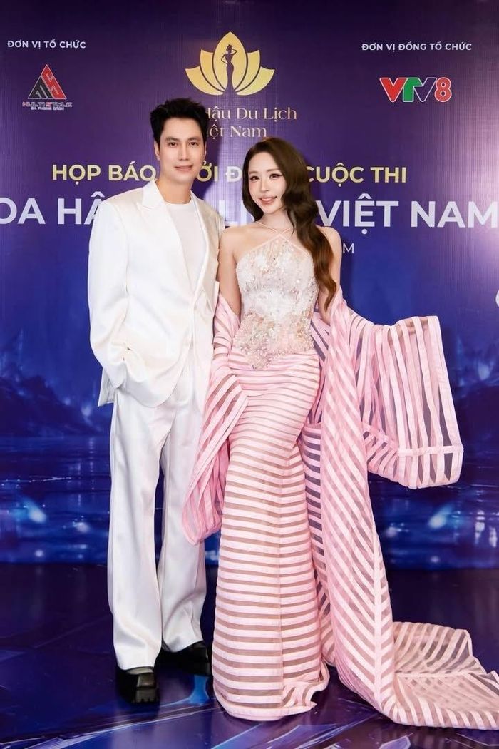 Trước đó, cả hai từng nhiều lần vướng tin đồn tình cảm nhưng giữ kín chuyện riêng tư. Đến tháng 7/2026, Việt Anh xác nhận mối quan hệ với Quỳnh Nga thông qua những chia sẻ trong chuyến đi Nga. 