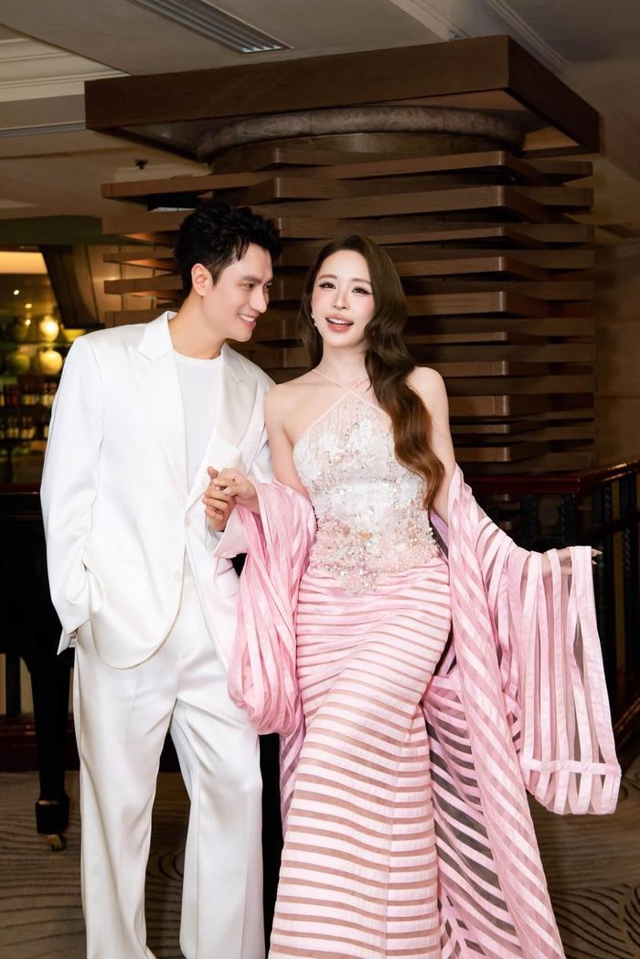 Khi tạo dáng trước ống kính, Việt Anh đứng sát bên Quỳnh Nga, tạo dáng tình cảm. Thời gian gần đây, Việt Anh và Quỳnh Nga cởi mở hơn khi xuất hiện cùng nhau tại các sự kiện giải trí. 