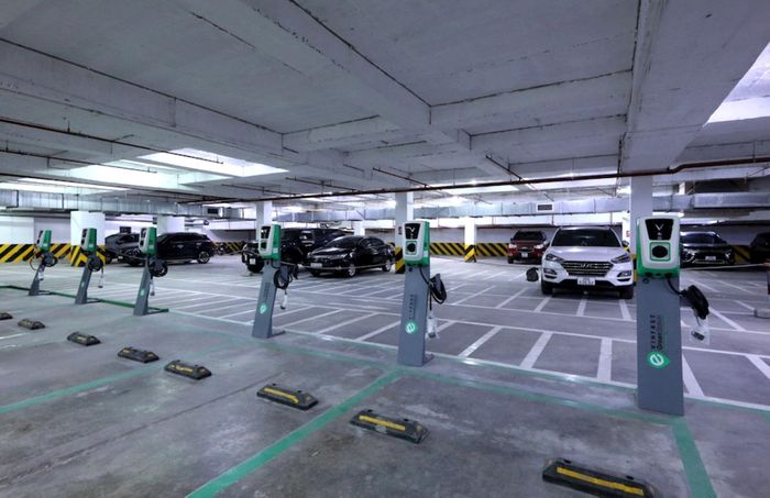 Hệ thống trụ sạc xe điện được lắp đặt tại tầng hầm một chung cư ở Hà Nội. Ảnh: Diệu An