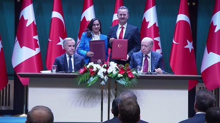 Tổng thống Thổ Nhĩ Kỳ Recep Tayyip Erdogan và Thủ tướng Canada Mark Carney trong buổi lễ ký kết các thỏa thuận hợp tác. Ảnh: Reuters