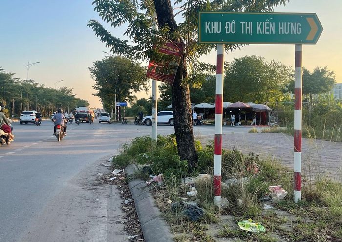 Rác thải, hàng quán vỉa hè không được xử lý tại trục đường phía Nam, đoạn thuộc phường Kiến Hưng quản lý. Ảnh: PV
