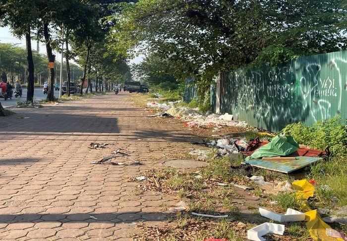 Không chỉ dưới lòng đường, vỉa hè cũng tràn lan rác thải mà không có dấu hiệu được thu gom, xử lý. Ảnh: PV
