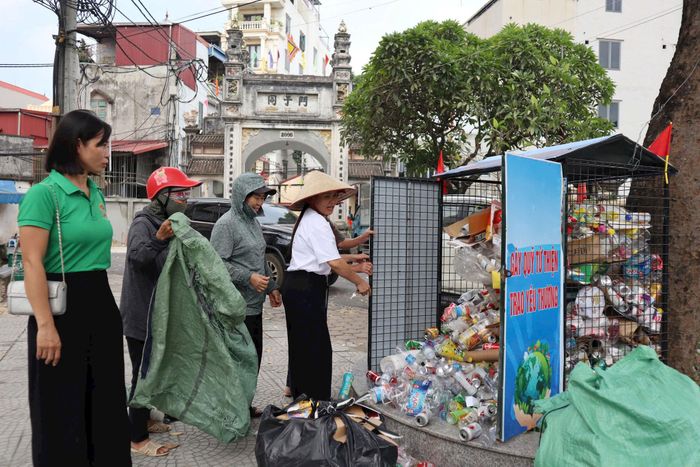 Mô hình “Ngôi nhà xanh” thu gom rác thải tái chế gây quỹ tại khuôn viên làng Đại Điền. Ảnh: NM
