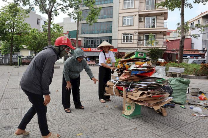 Chi hội Phụ nữ thôn Đại Điền bán thế liệu từ "ngôi nhà xanh" gây quỹ giúp đỡ những trường hợp khó khăn. Ảnh: NM