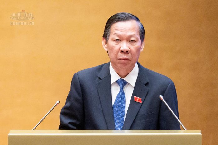 Chủ nhiệm Ủy ban Kinh tế và Tài chính của Quốc hội Phan Văn Mãi trình bày báo cáo thẩm tra. Ảnh: quochoi.vn